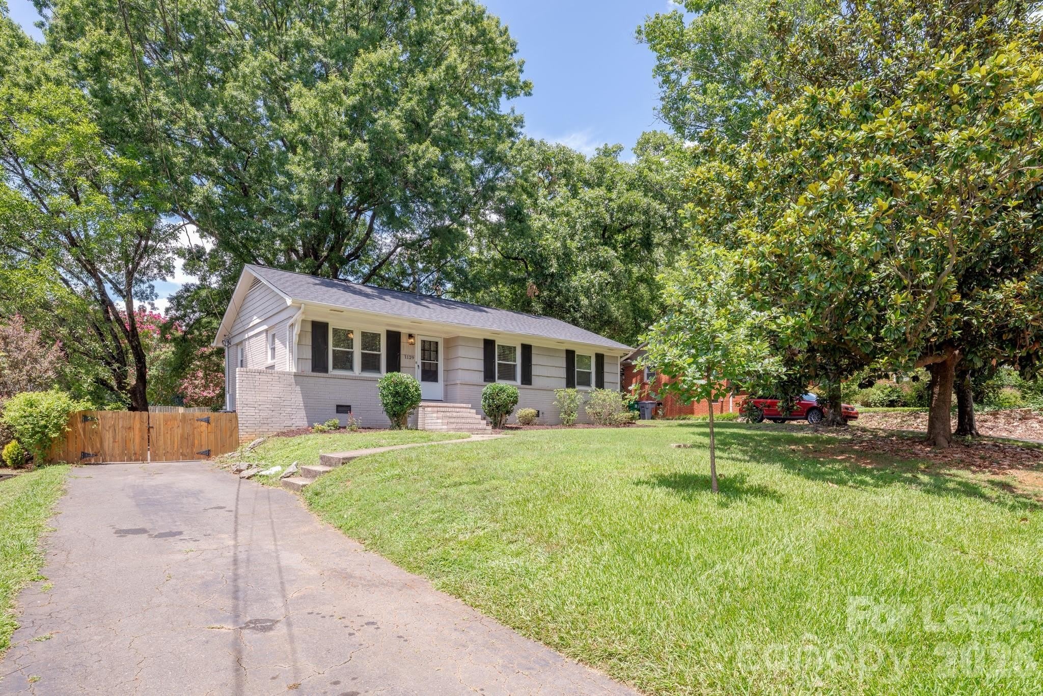 1129 Eastview Drive – photo 2