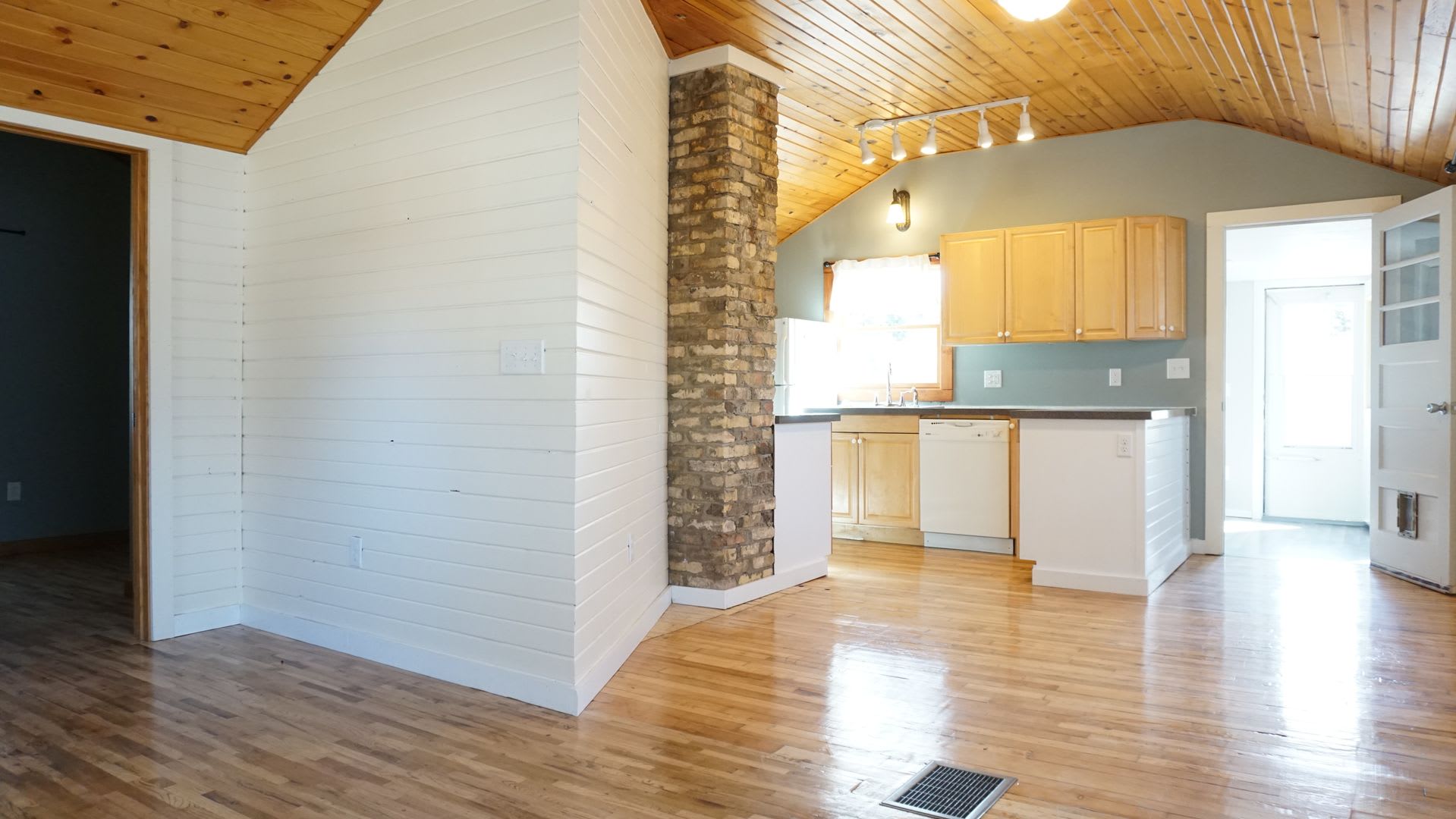 Cozy Cottage With Garage And Fenced Yard – photo 4