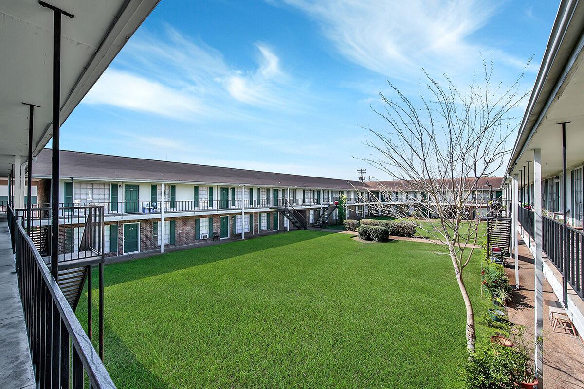 Colonial – photo 1