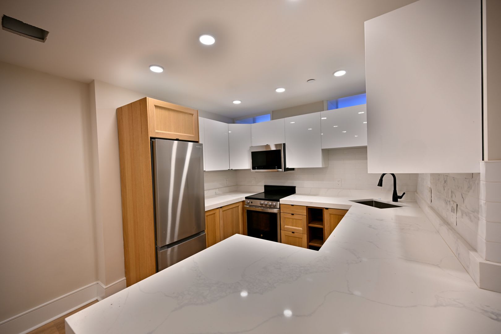 Bay Village 2 Bed – Prime Location w/ Laundry – photo 3