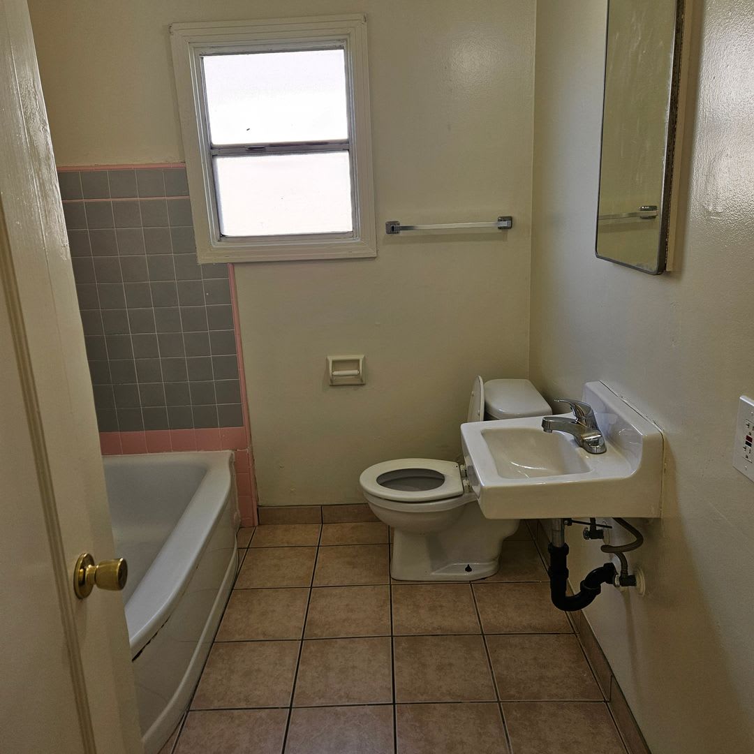 Charming 2 Bedroom Home With Large Backyard – photo 5