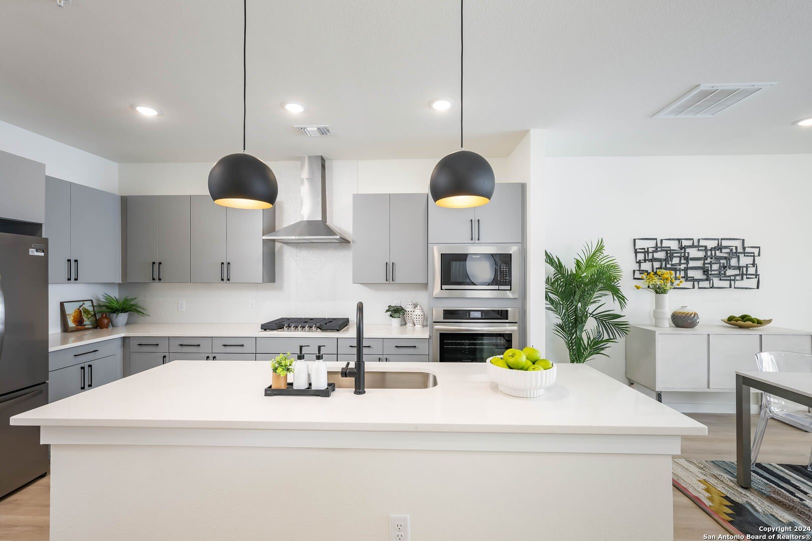 719 E Locust St – photo 2
