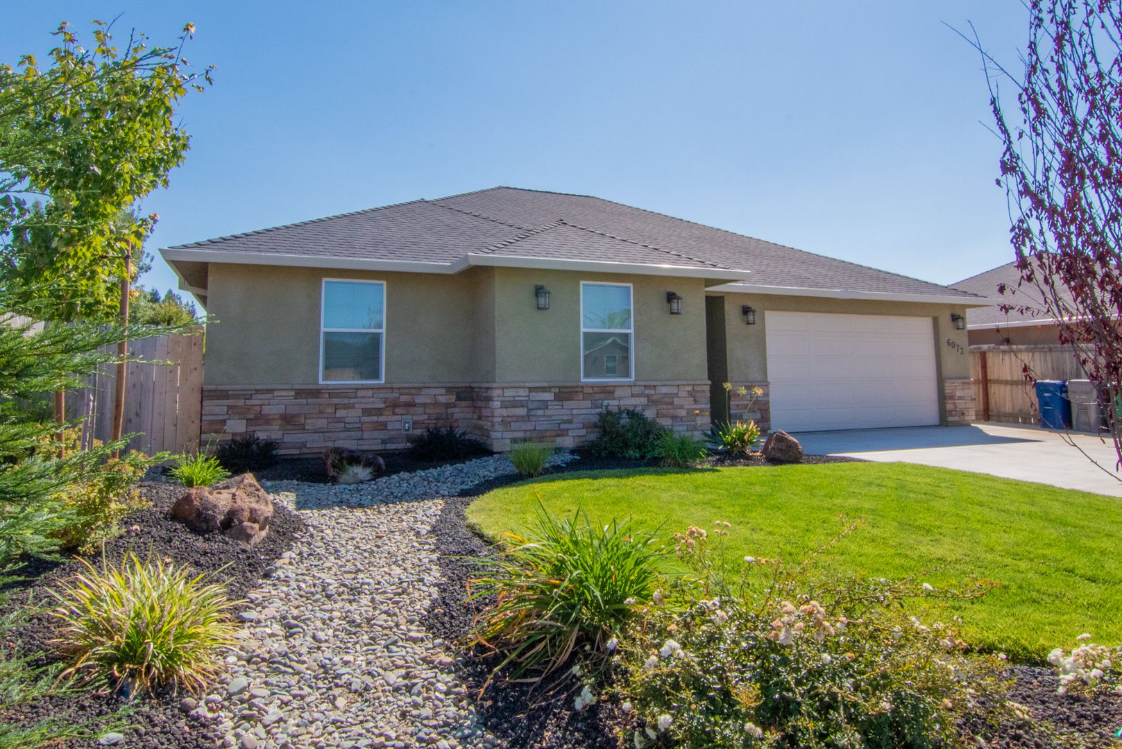Newer Home For Rent In North Redding Ca 500 Off Solar Garage Near I 5 – photo 1