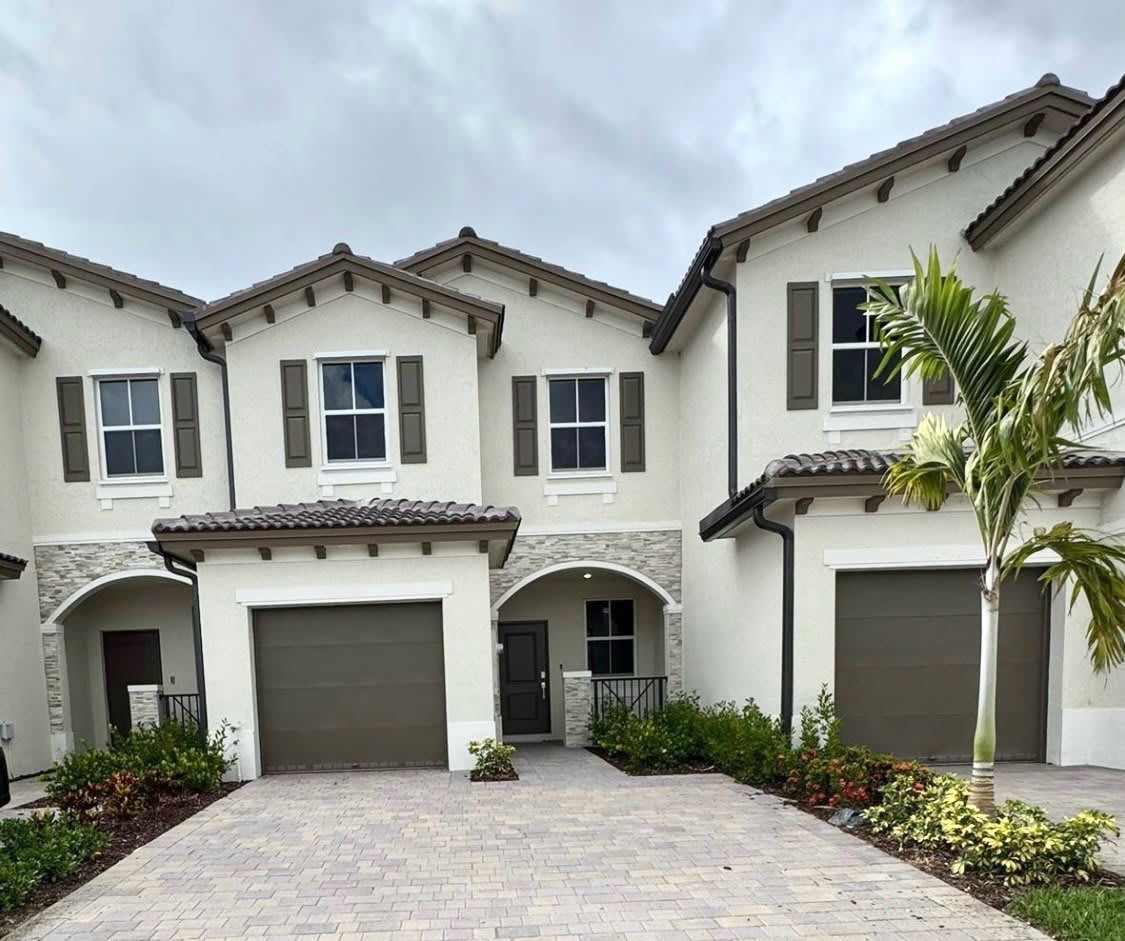 2877 Southeast 24th Avenue – photo 1