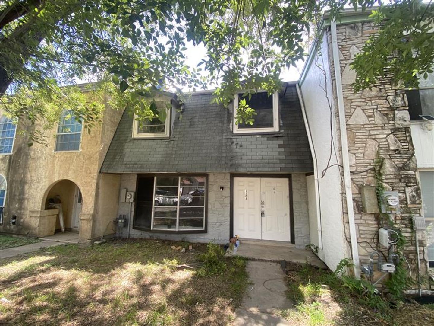 Very Large 2/2.5 Townhome with covered parking – photo 1