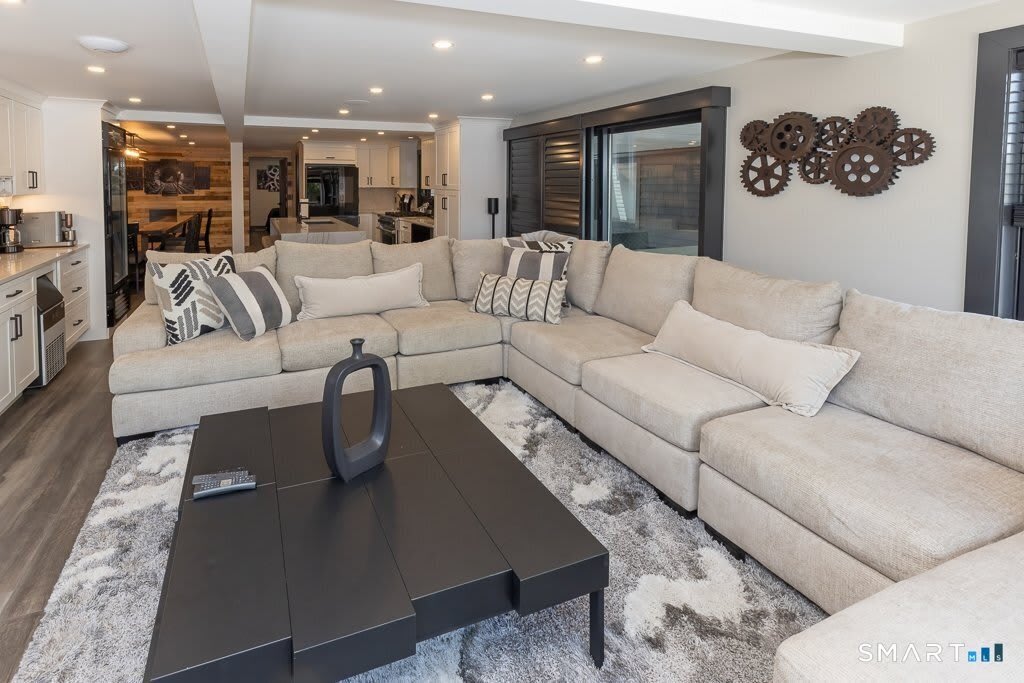48 Swan Avenue – photo 5