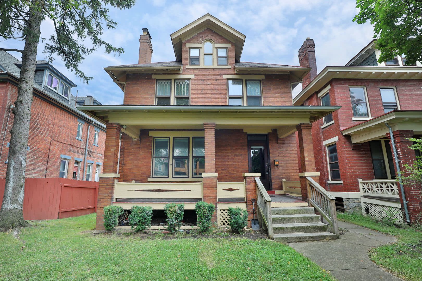 Great CENTRAL Location 5 Bedroom House – photo 1