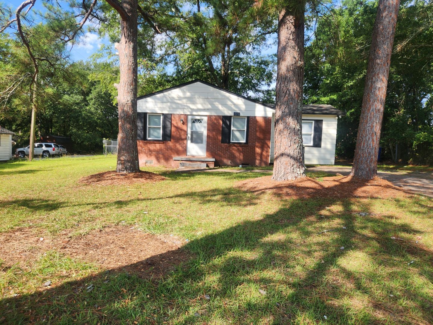 Cute and Cozy 3 Bedroom 1 Bath Available NOW! – photo 1