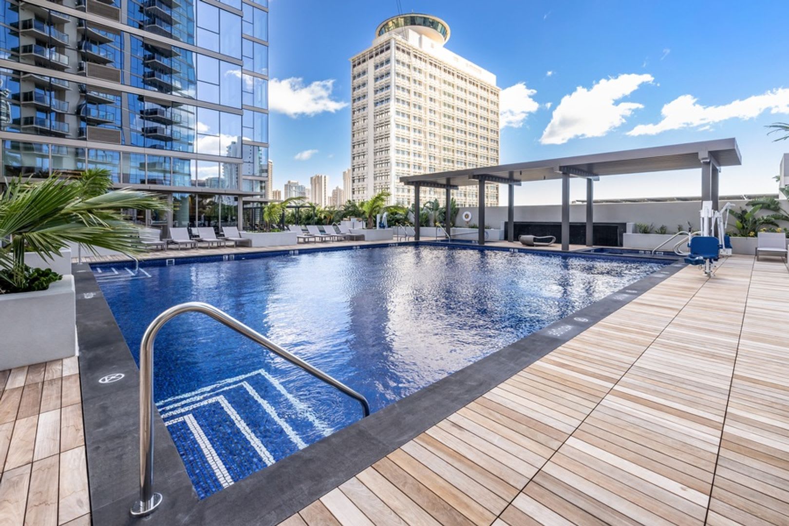 Sky Ala Moana #1701: Spacious Condo w/ Ocean Views – photo 1