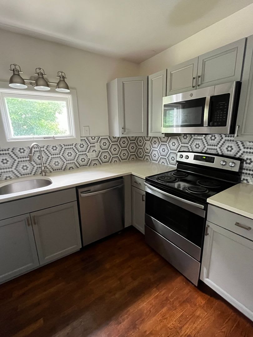 BRAND NEW top of the line renovation throughout. 4 bed/3 bath close to campus! – photo 5