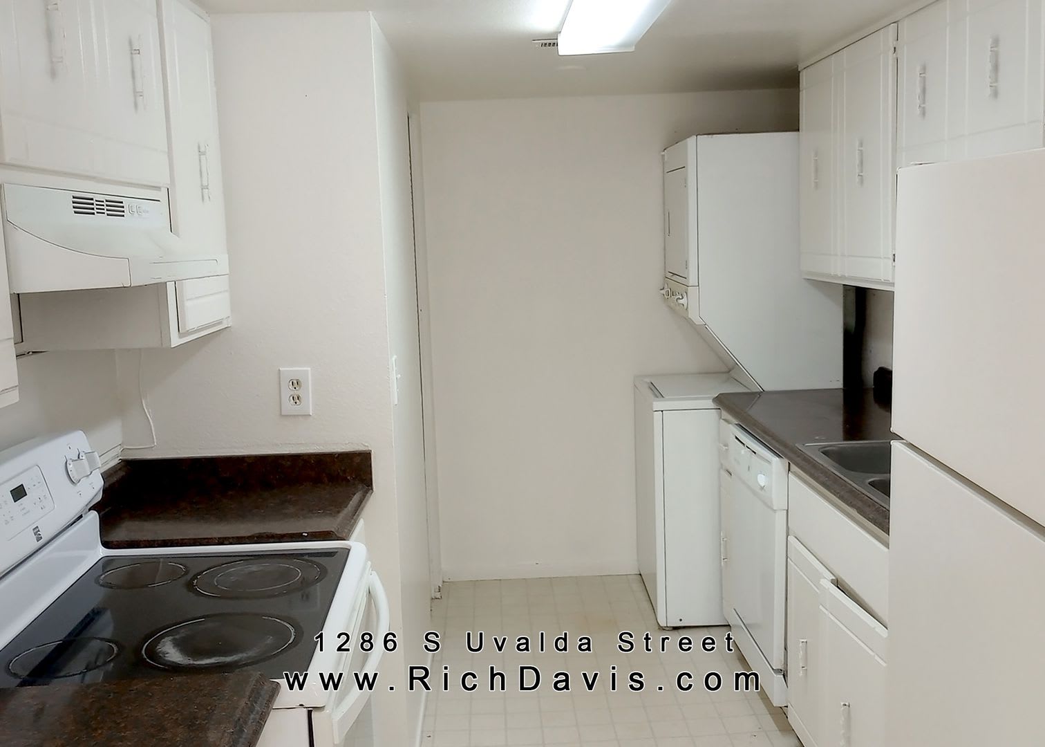2 bed, 1 Bath, 900 sqft with washer/dryer hookups and 1 car garage – photo 2