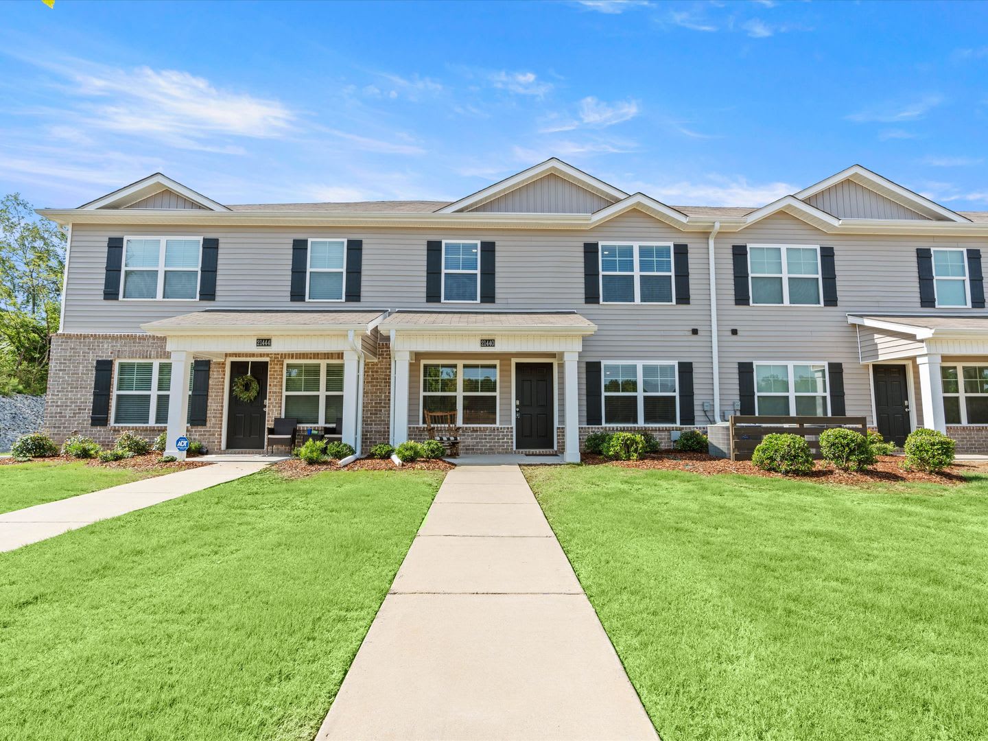 Fantastic Location – Spacious 3 Bedroom Townhome with Rear-Entry Garage! – photo 4