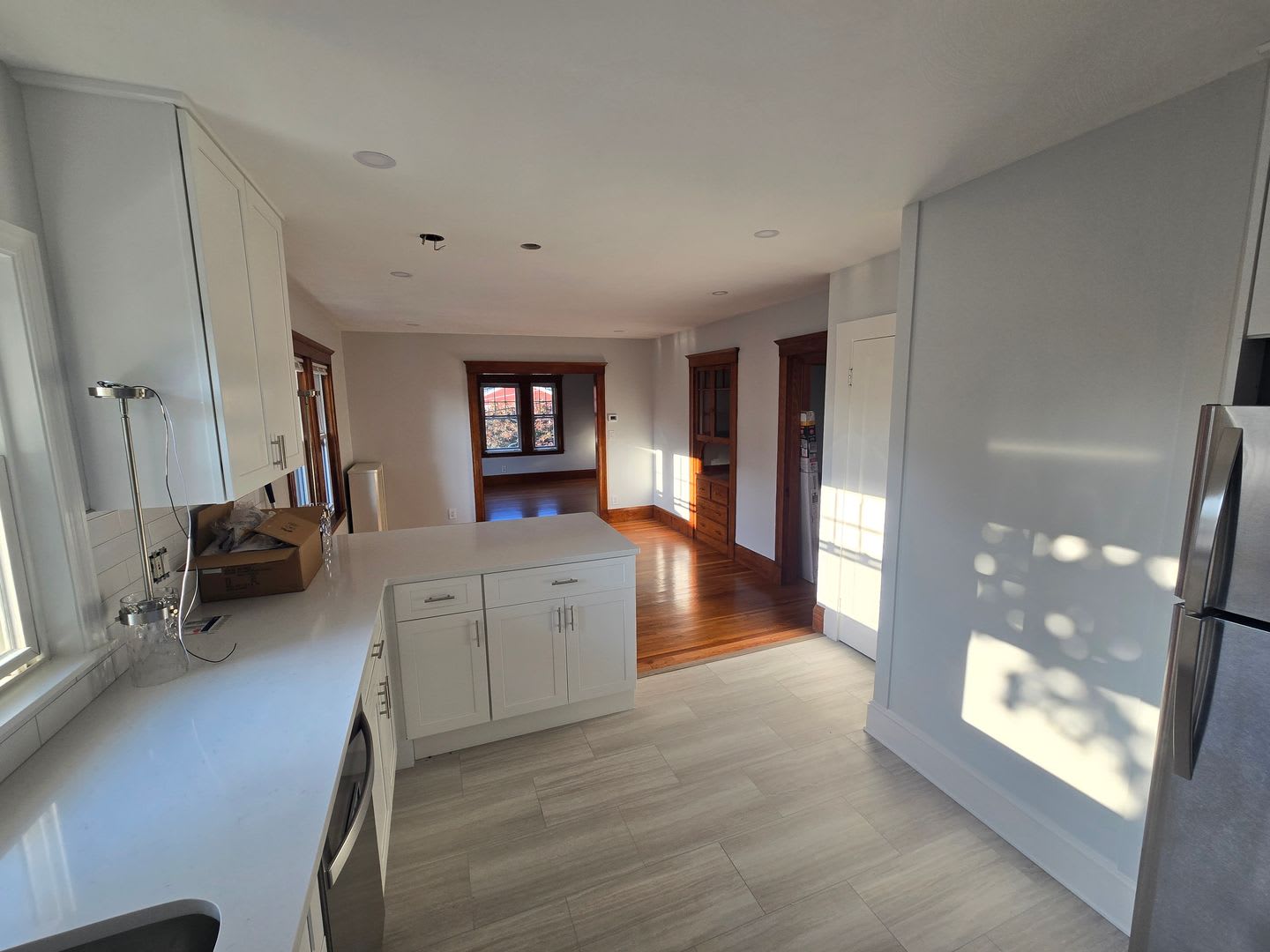 Newly Renovated Top Floor 2 Bed Amazing location! – photo 2