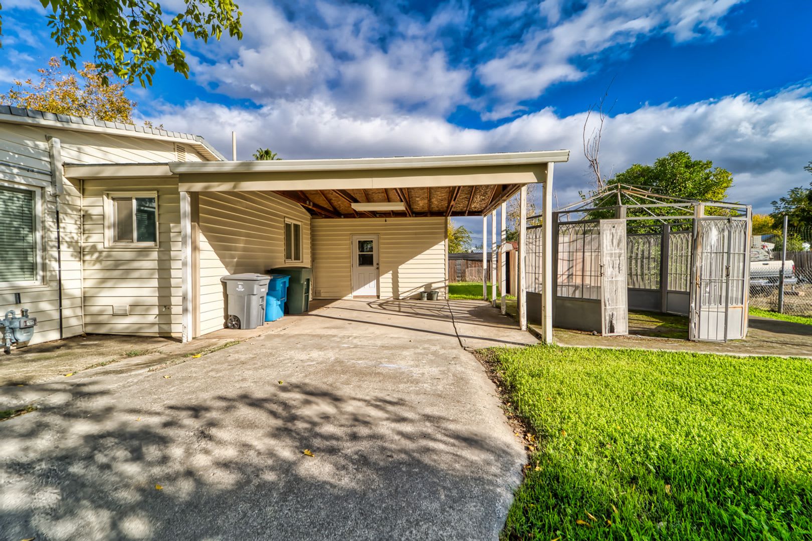 Beautiful 3-Bedroom Home with Extra Living Space and Modern Upgrades – photo 3