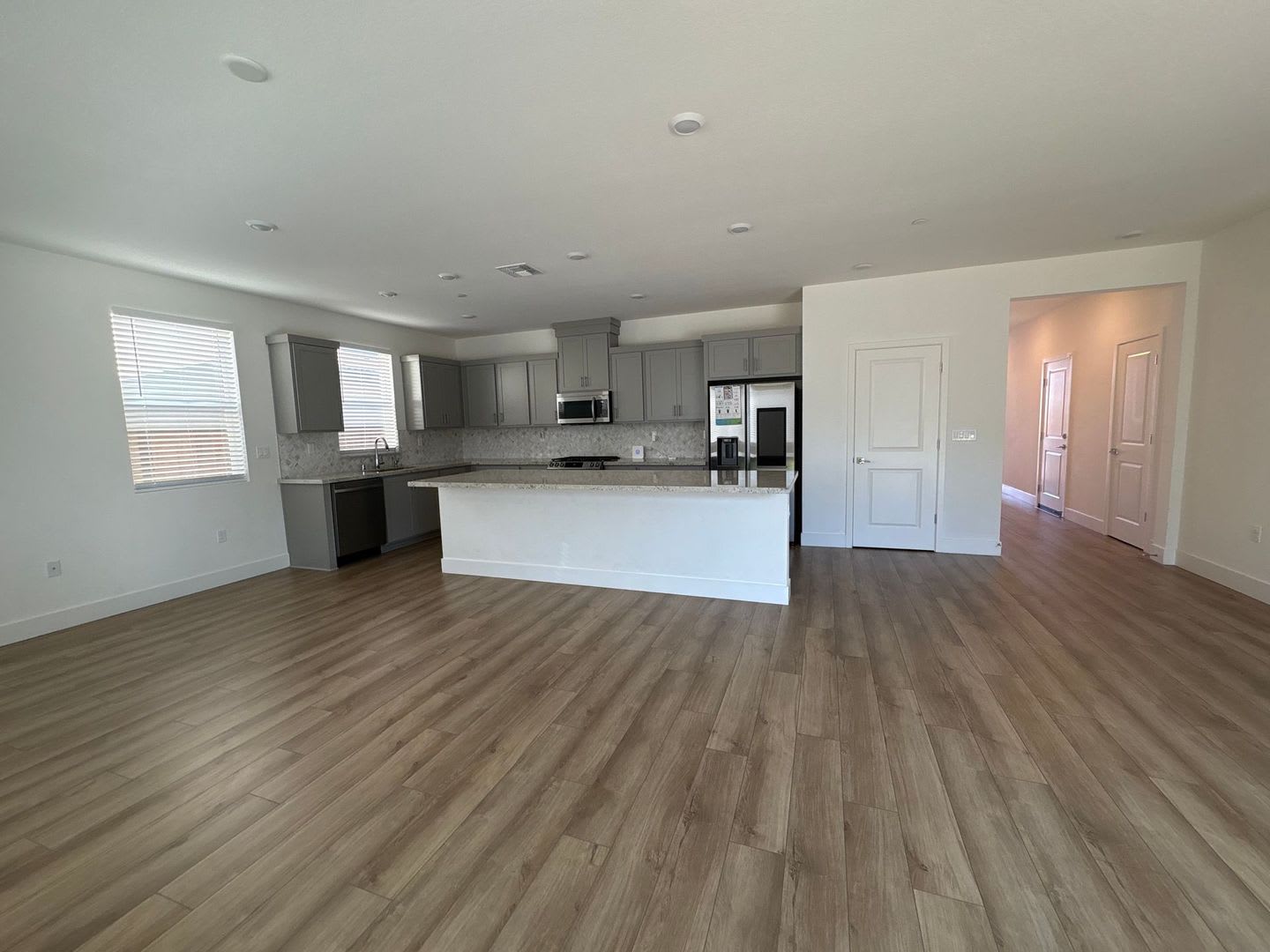 Gorgeous 4 Bedroom Home in Quiet Hollister Neighborhood – photo 3