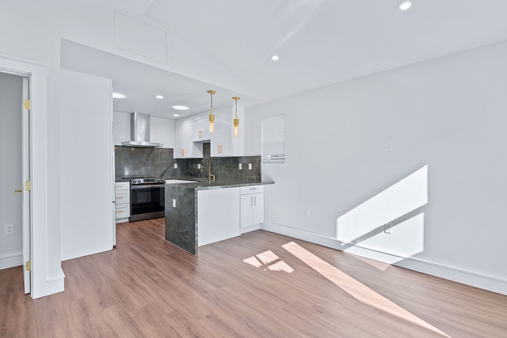 Beautifully Renovated 1-bedroom/ 1-bathroom ADU – photo 4