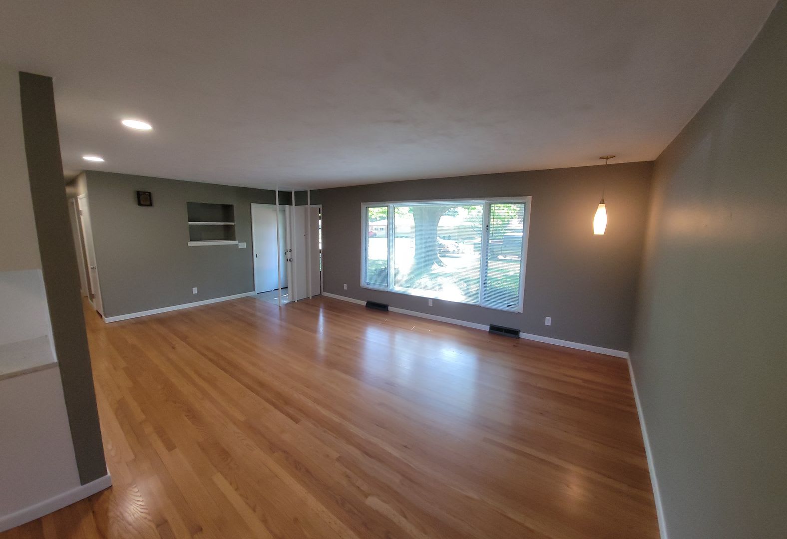 Spacious 3-Bedroom Home with Large Deck – photo 4