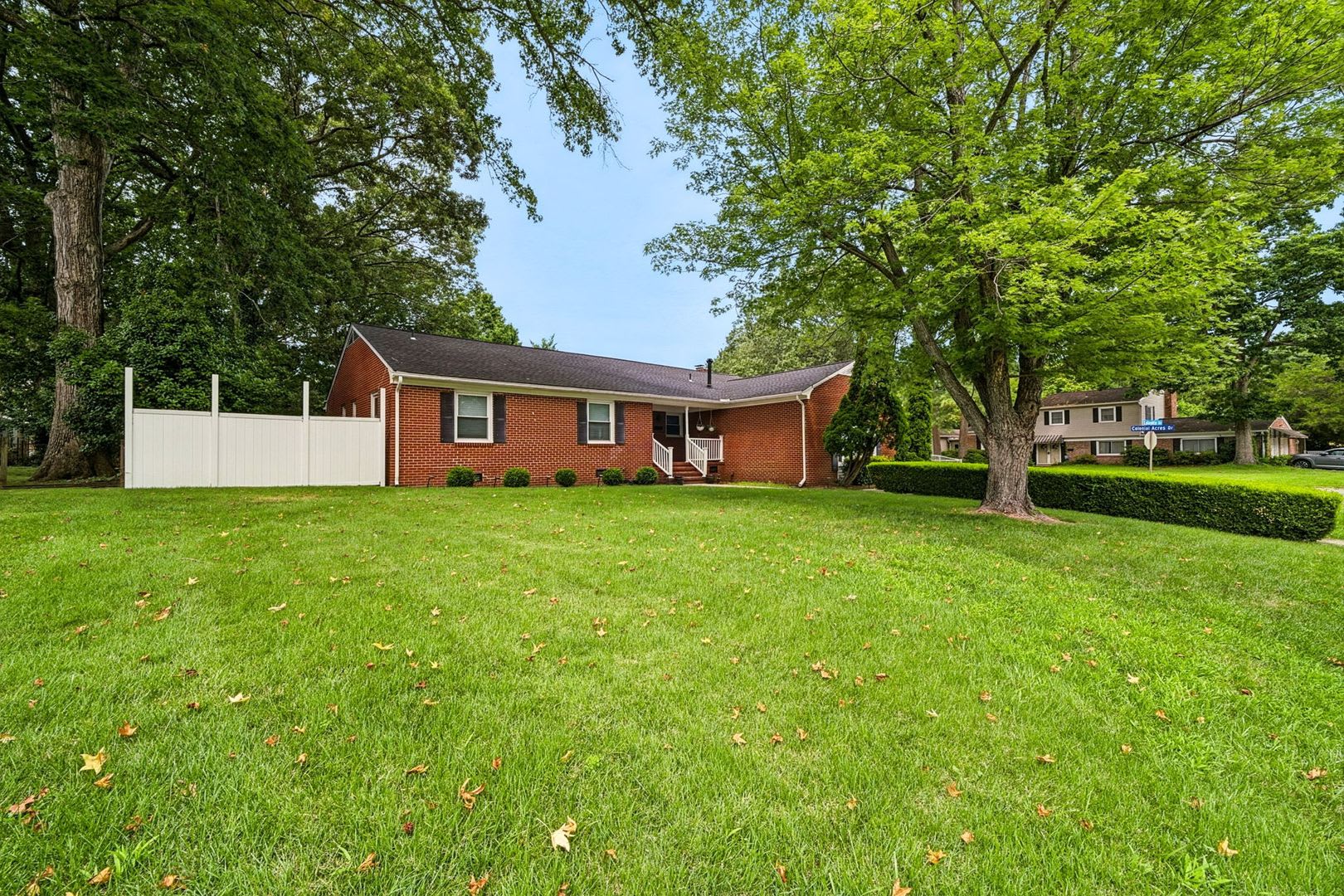 Beautifully Updated 5-Bedroom Brick Ranch on a Corner Lot – photo 2
