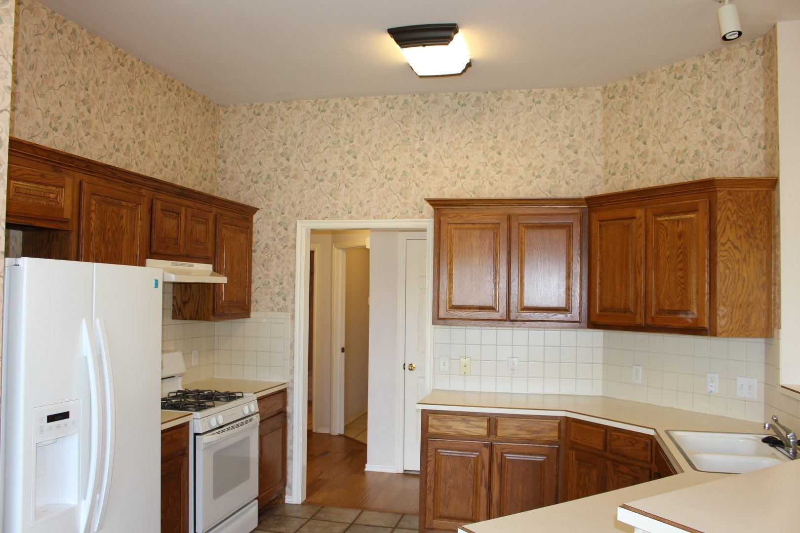 Charming 3 Bed, 2 Bath Home in Edmond with Gated Neighborhood – photo 3