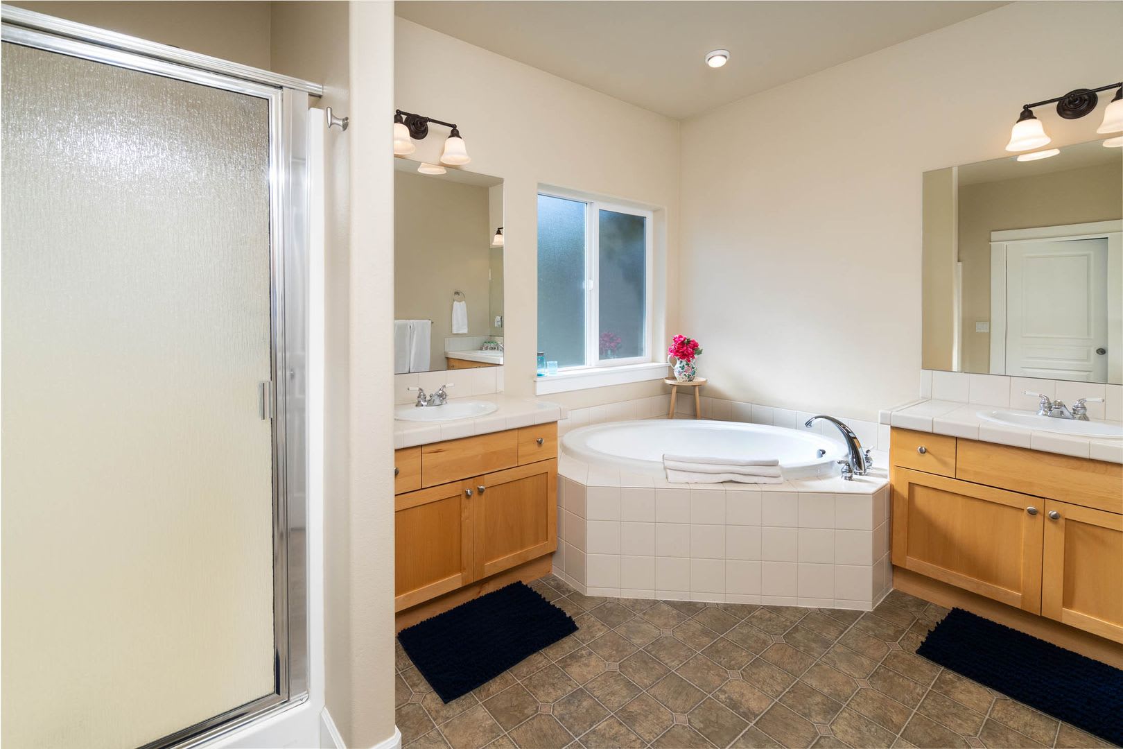 Incredible location for this 30-day minimum stay Redmond two-bedroom + high level office home. Located i – photo 4
