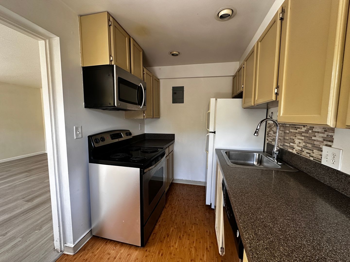 Cute and Cozy East Queen Anne Condo with 2 Bedrooms, 1 Bath and 1 Covered Parking Space – photo 2