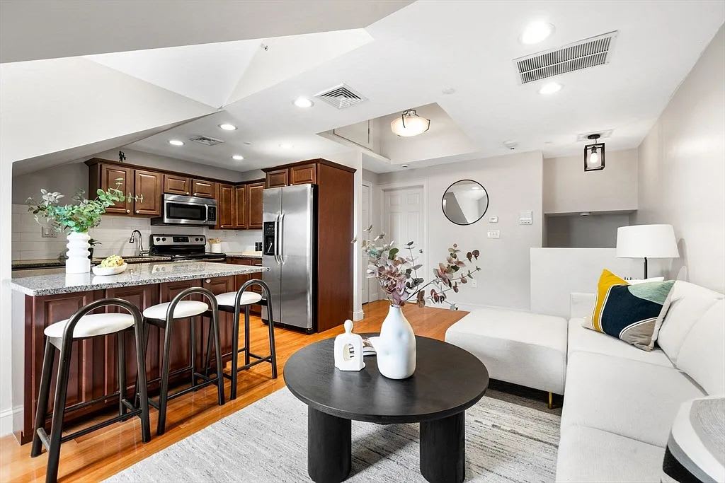110 Chelsea St Apt 3 – photo 2