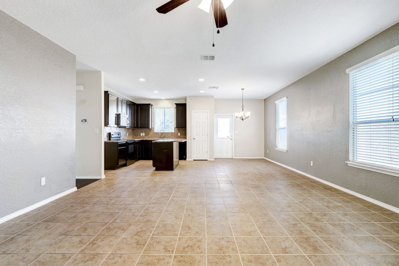 Modern Home with Spacious Backyard and Community Amenities in Monticello Ranch – photo 5