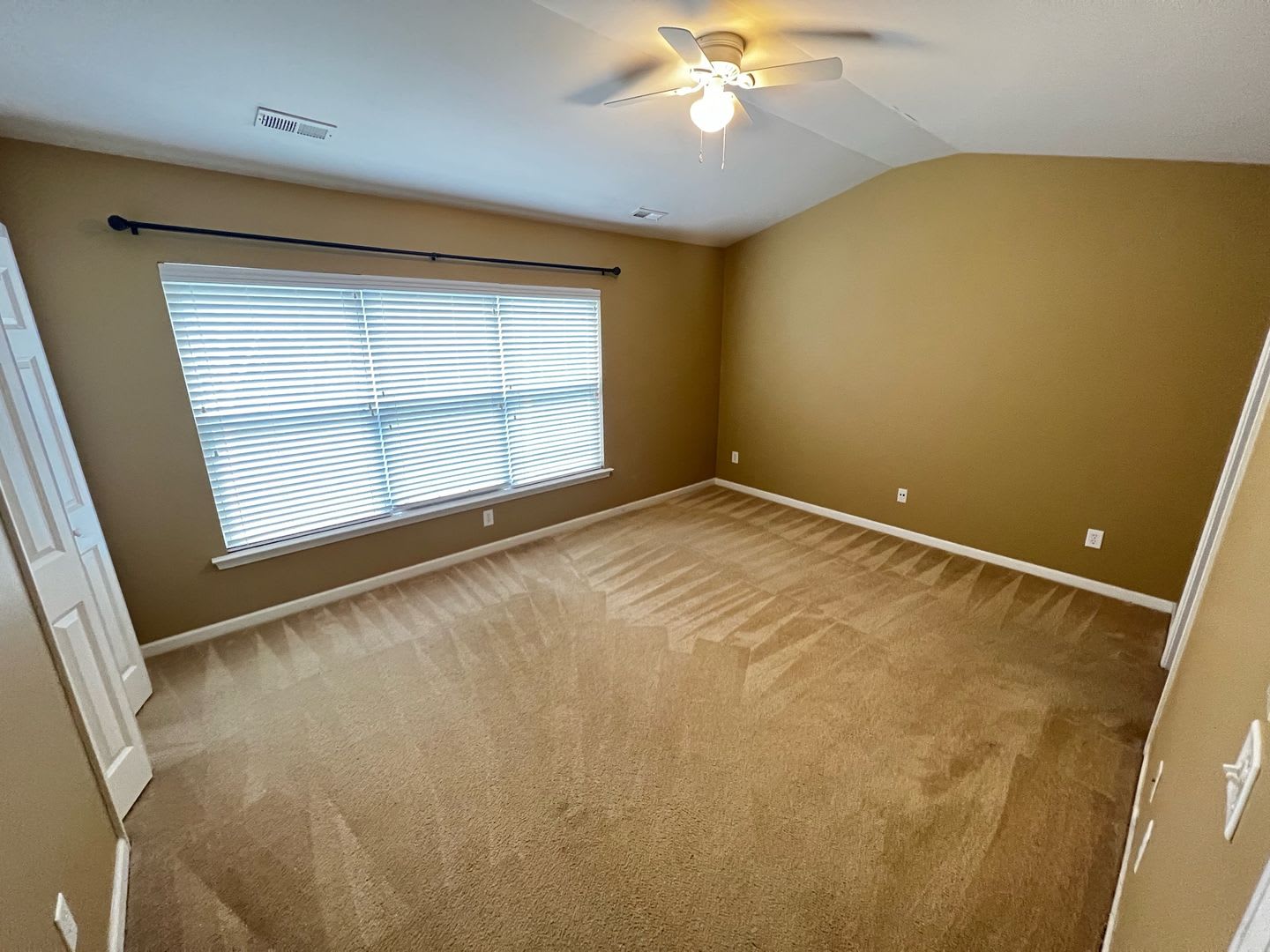 **Spacious 3-Bedroom Townhome in Berkeley Commons** – photo 5