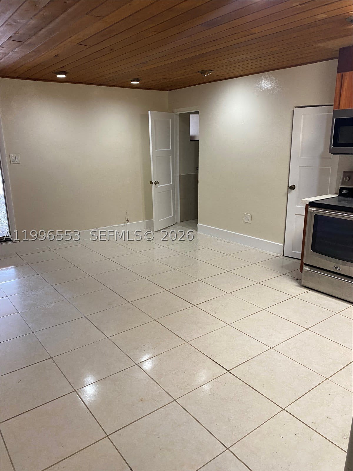 1051 SW 3rd St – photo 3