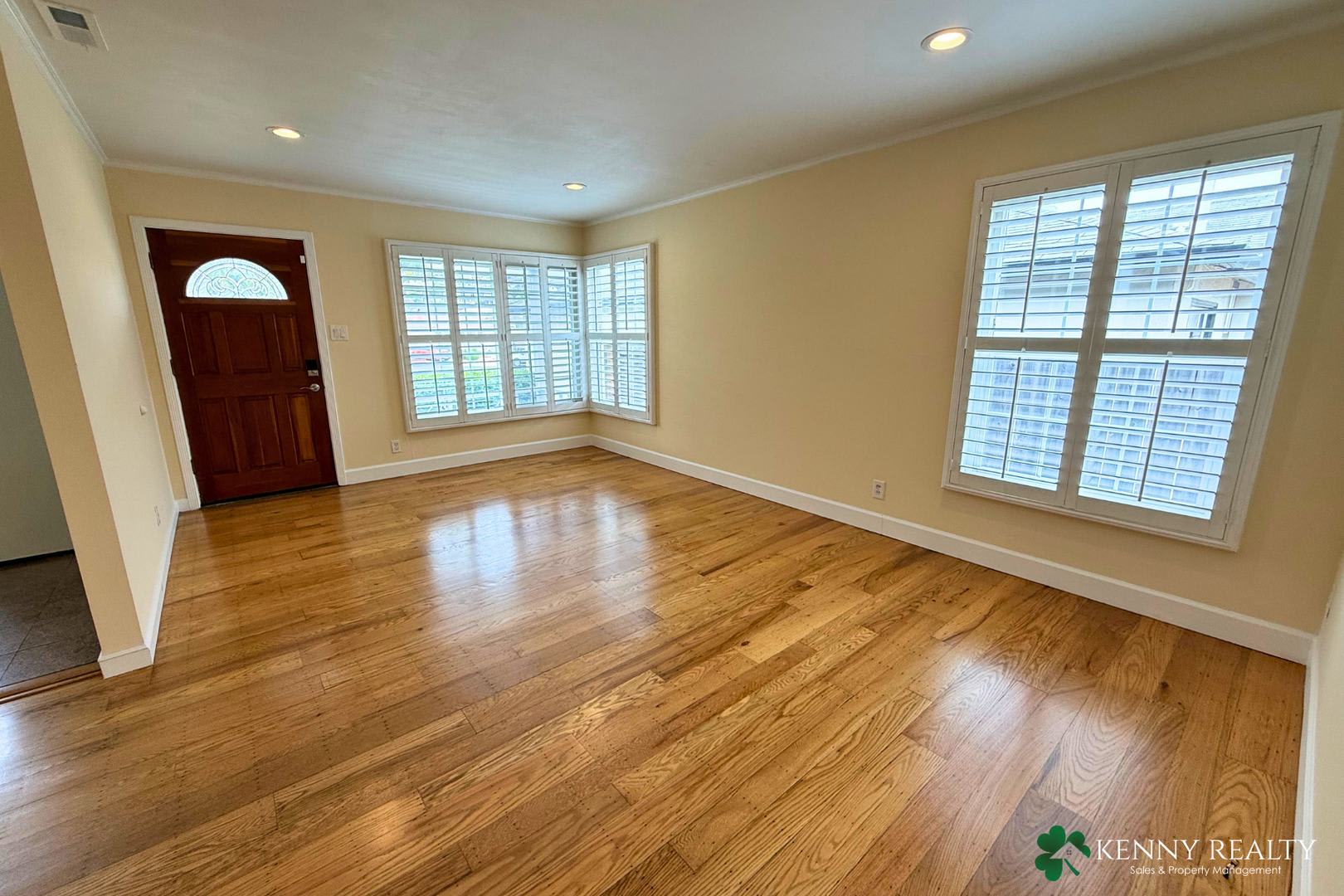 Spacious Brentwood Home with Detached Bonus Room & Solarium – photo 4