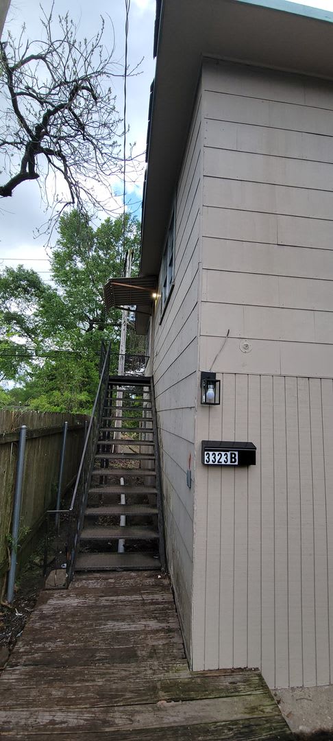 Huge 3 bedroom/1 bath upstairs apartment with Central Air& Heat, Water, Gas Range and Refrigerator! – photo 3