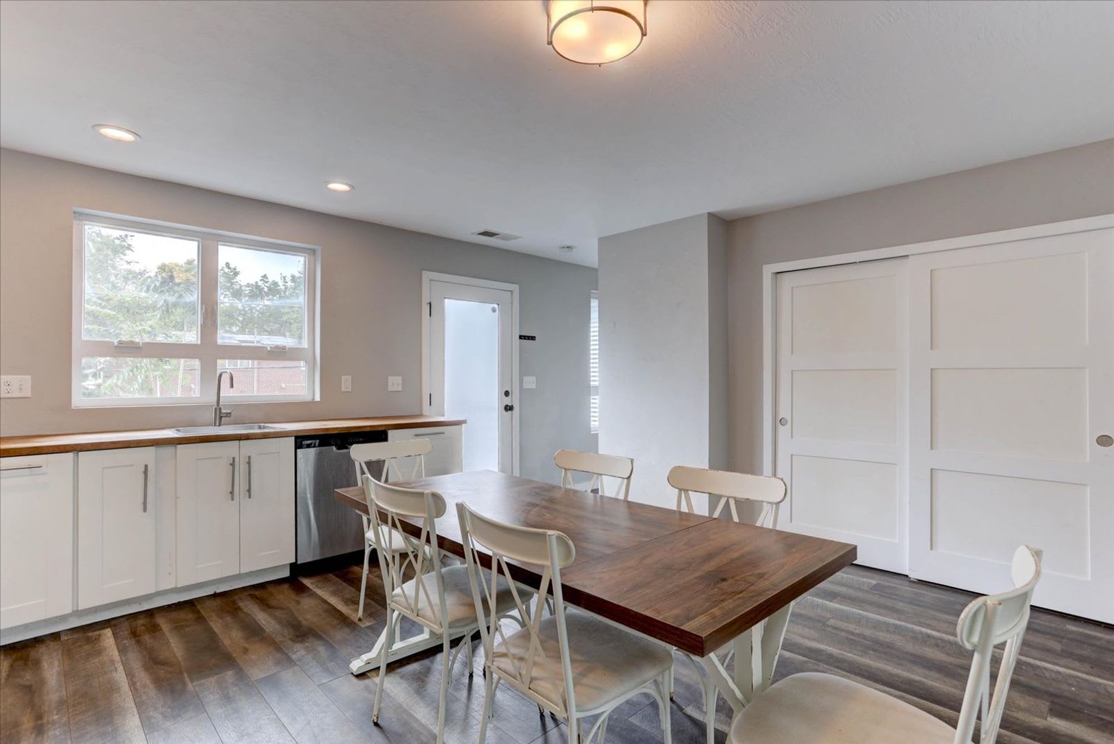 Smashing CU 3bed/2bath/Top Floor Unit – photo 4