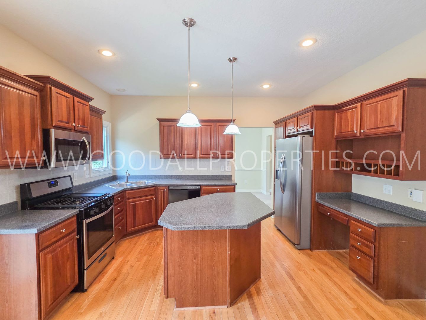 Price drop!! Spacious 4-Bedroom Urbandale Home in Waukee Schools with 3-Car Garage – photo 2