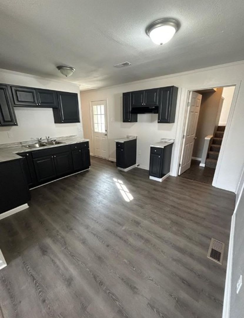 For Lease – photo 3