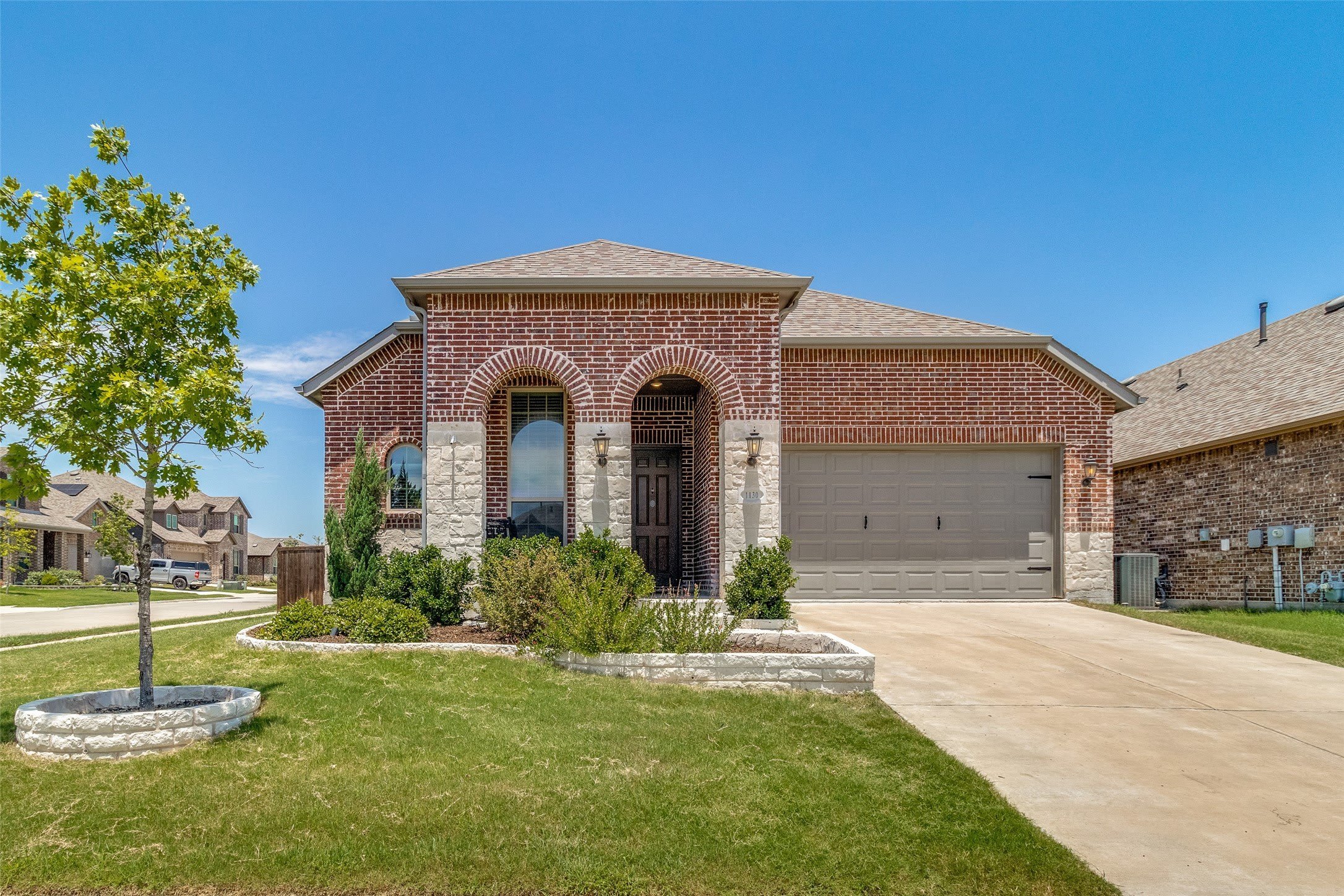 1130 Chatsworth Drive – photo 2