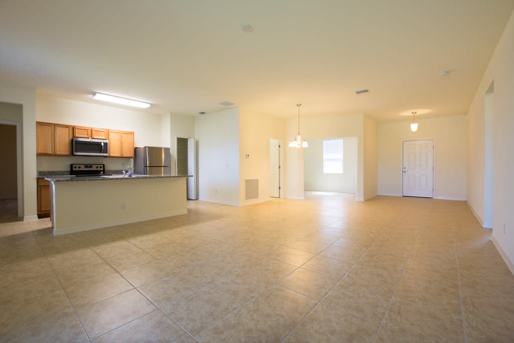 323 NW 15th St – photo 2