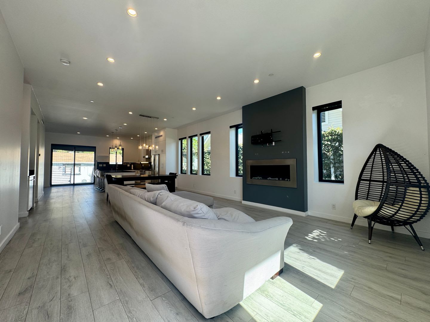 Five Bedroom Four Bathroom Luxury House In Koreatown – photo 2