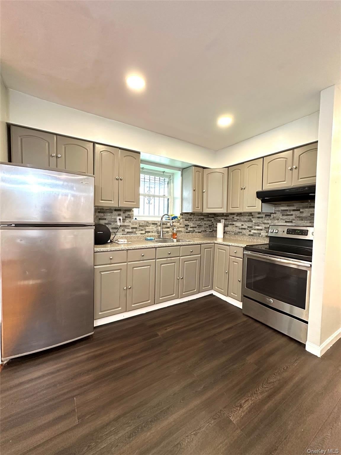 2190 De Reimer Avenue – photo 4