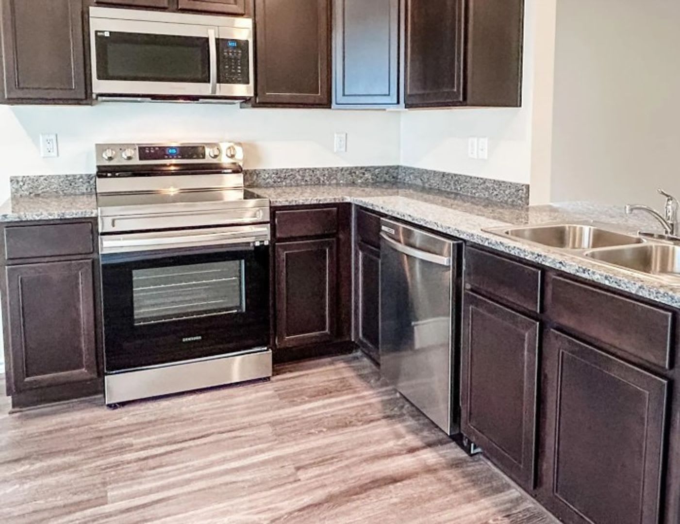 Like new 4-bed/2-bath! – photo 3
