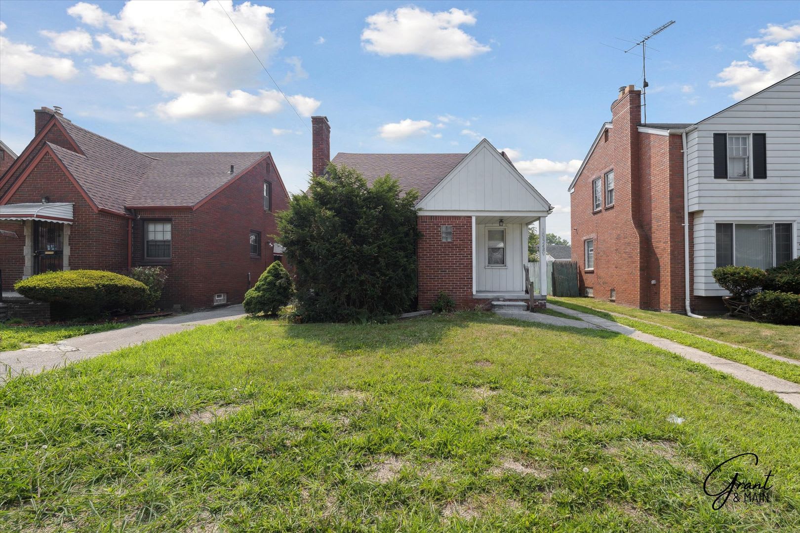 1400 3 Bedroom Bungalow – photo 1
