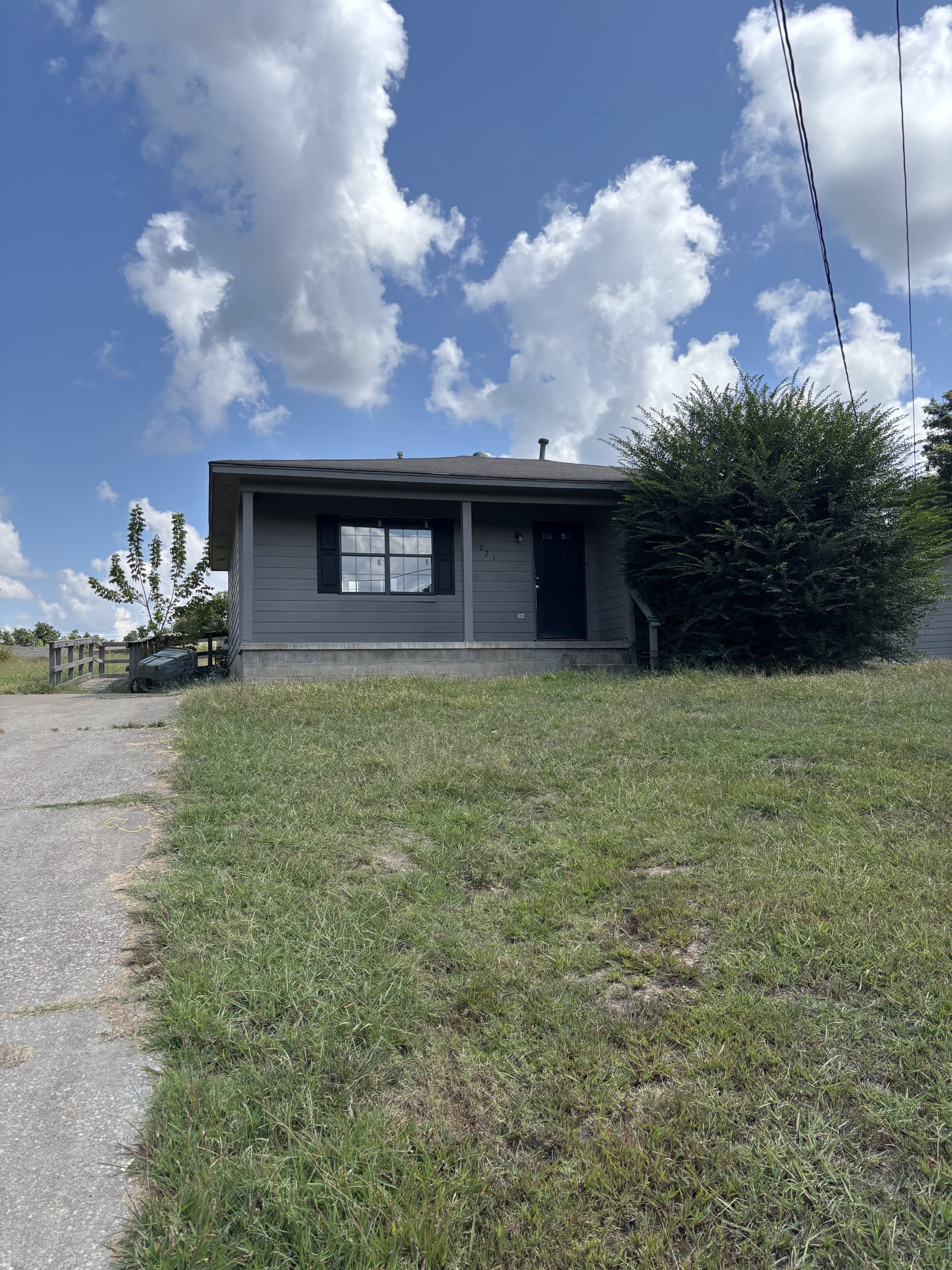 221 College St – photo 1