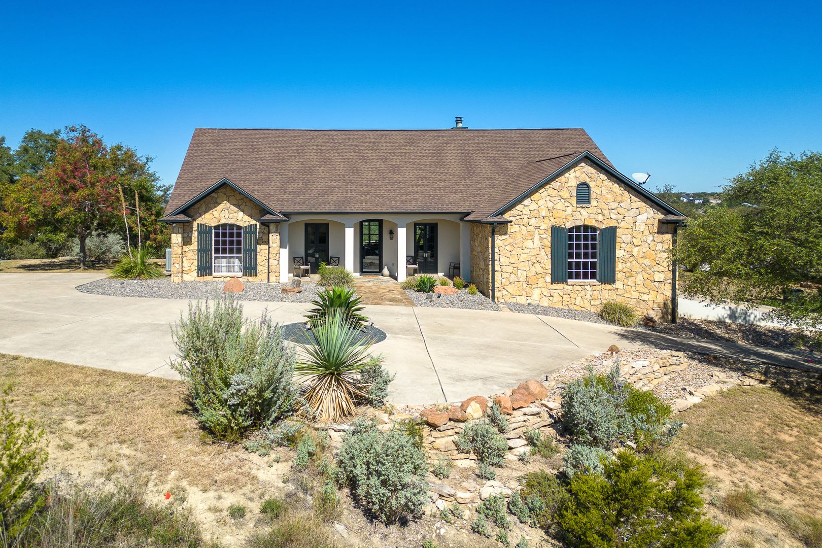 Fully Furnished Hilltop Retreat with Panoramic Lake Travis Views – photo 2