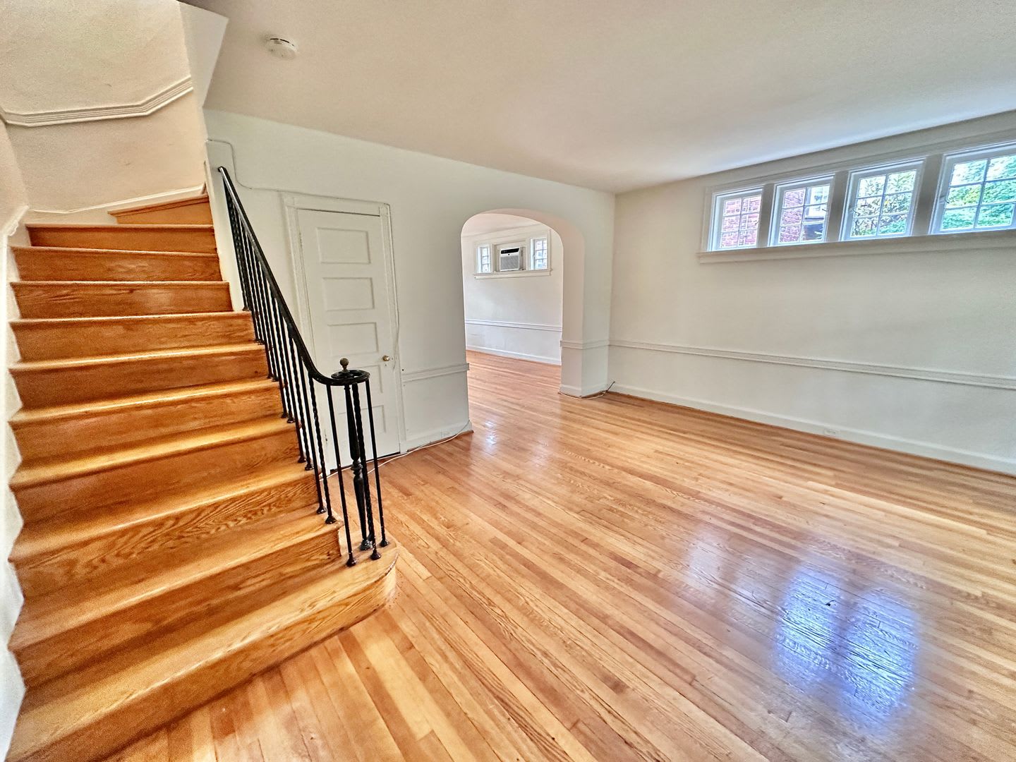 Spacious 6 bedroom 3.5 bath Tudor Townhouse w/Deck close to Georgetown University & Hospital – photo 4