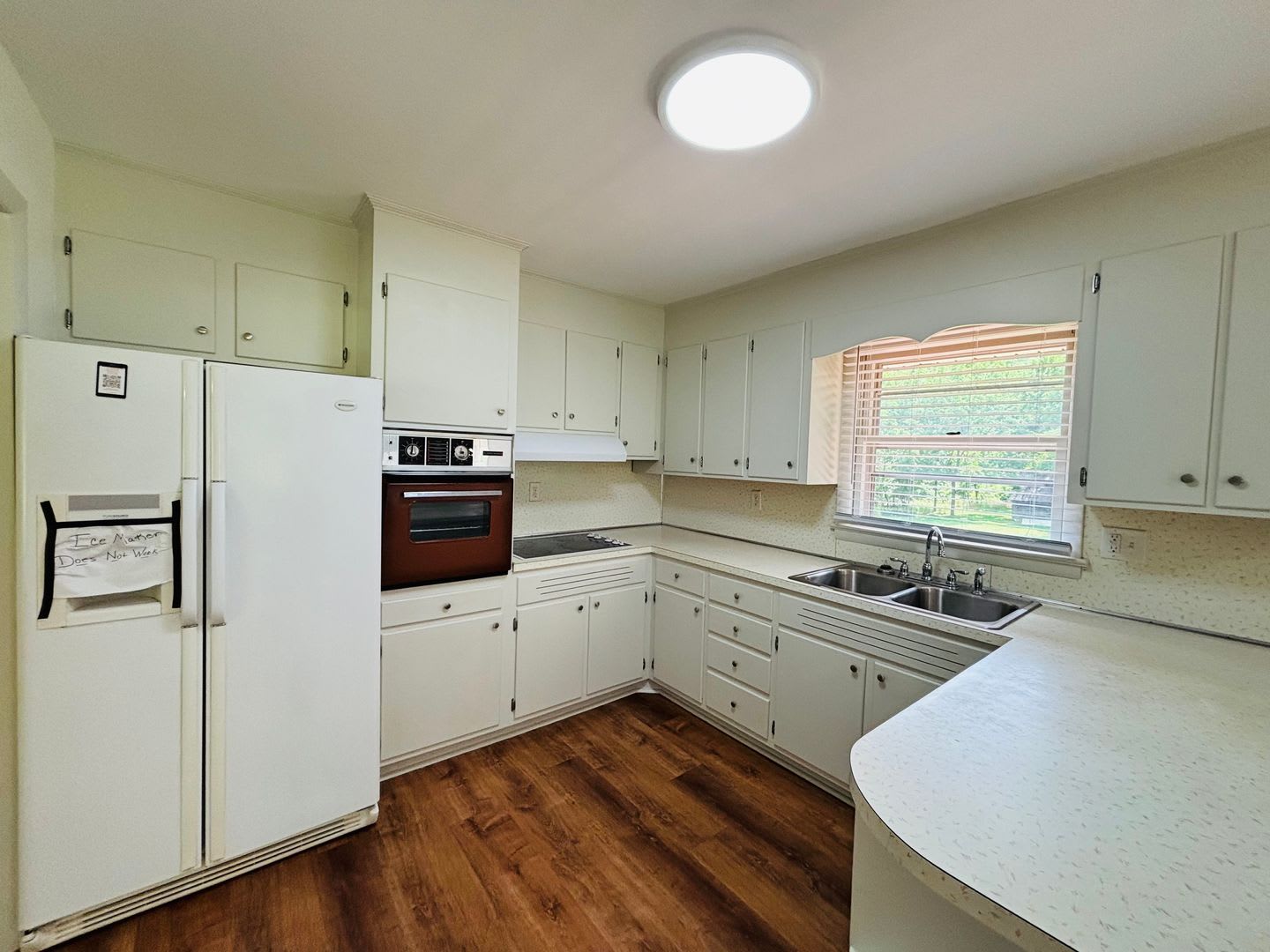 3 Bedroom, 2 Bath House with Huge Yard – photo 3