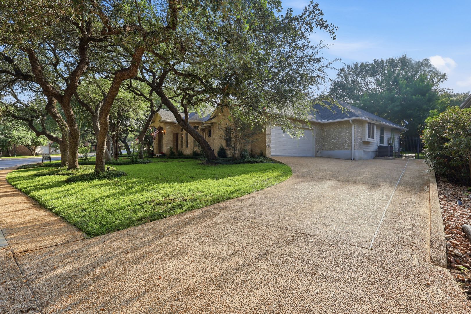 Beautiful Home with Pool! – photo 4