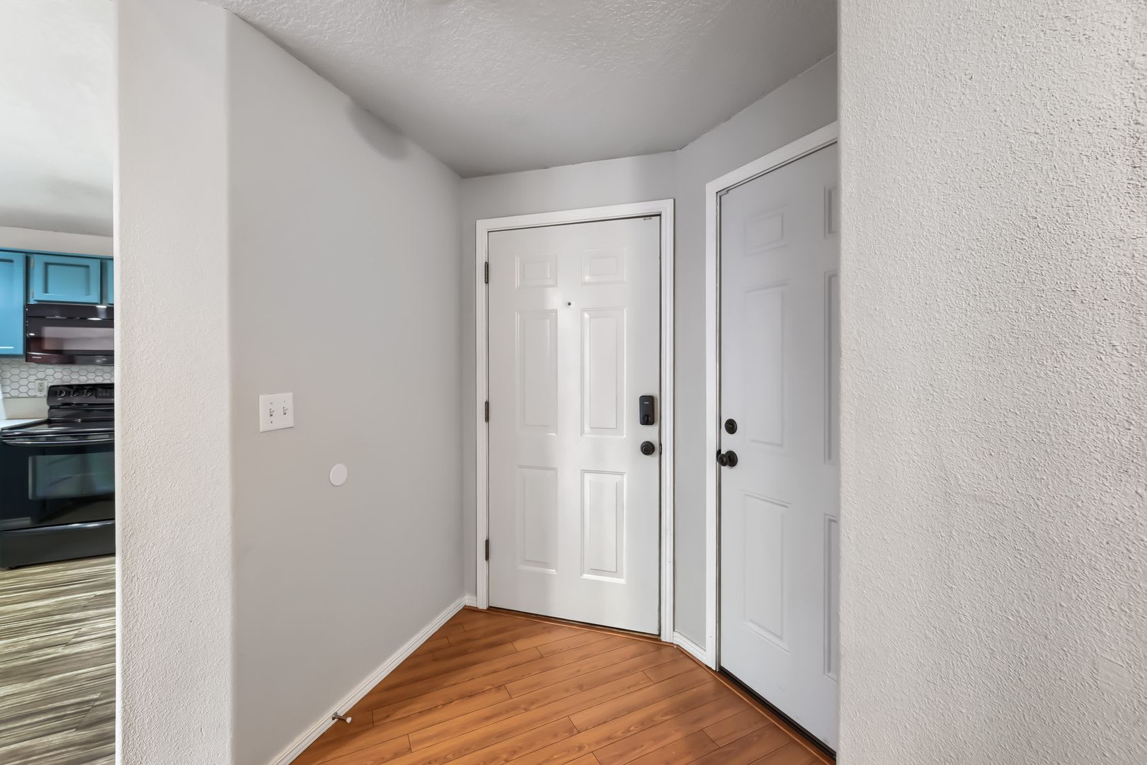 3BR + 2.5BA Two-Story Home — 2-Car Garage, Fenced Yard & Large Deck on a Cul-de-Sac (Beaverton / Aloha) – photo 3