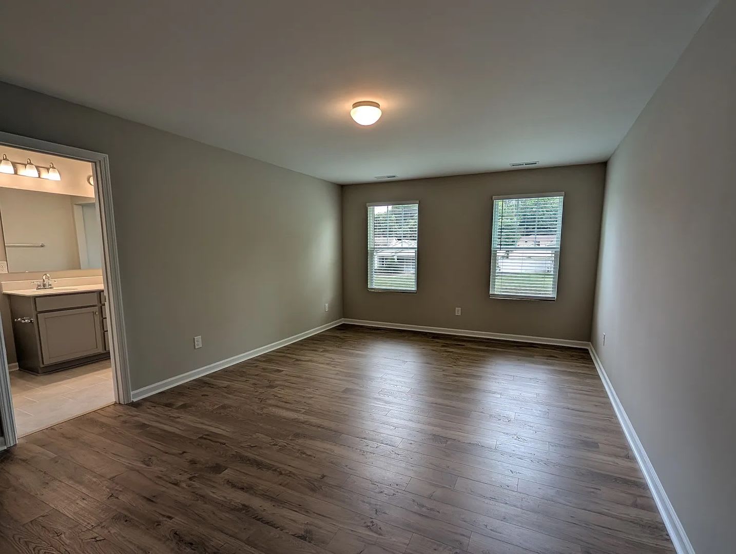Room in 5 Bedroom Home at Reeves St – photo 4