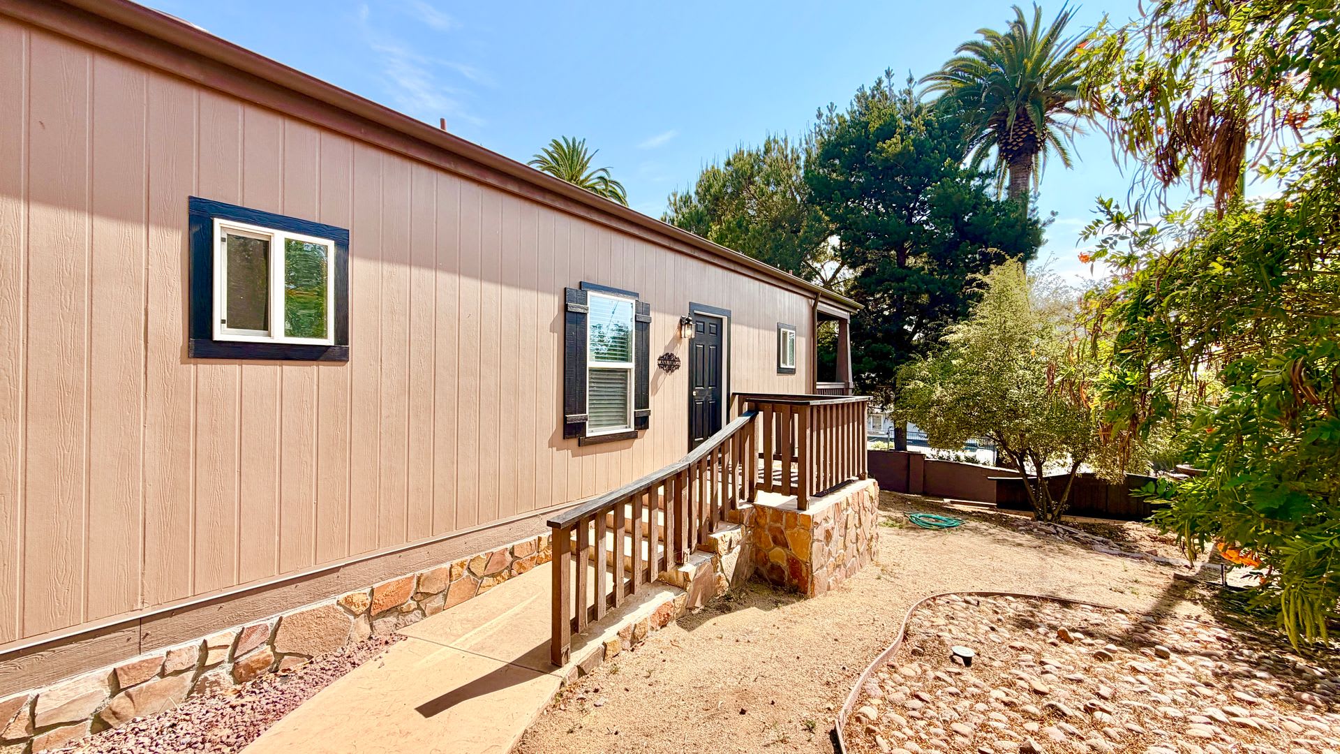 Beautiful Standalone Guest Home With Balcony Deck Private Yard Space Located On A One Of A Kind Fully Fenced Gated Private Property In Fallbrook – photo 1