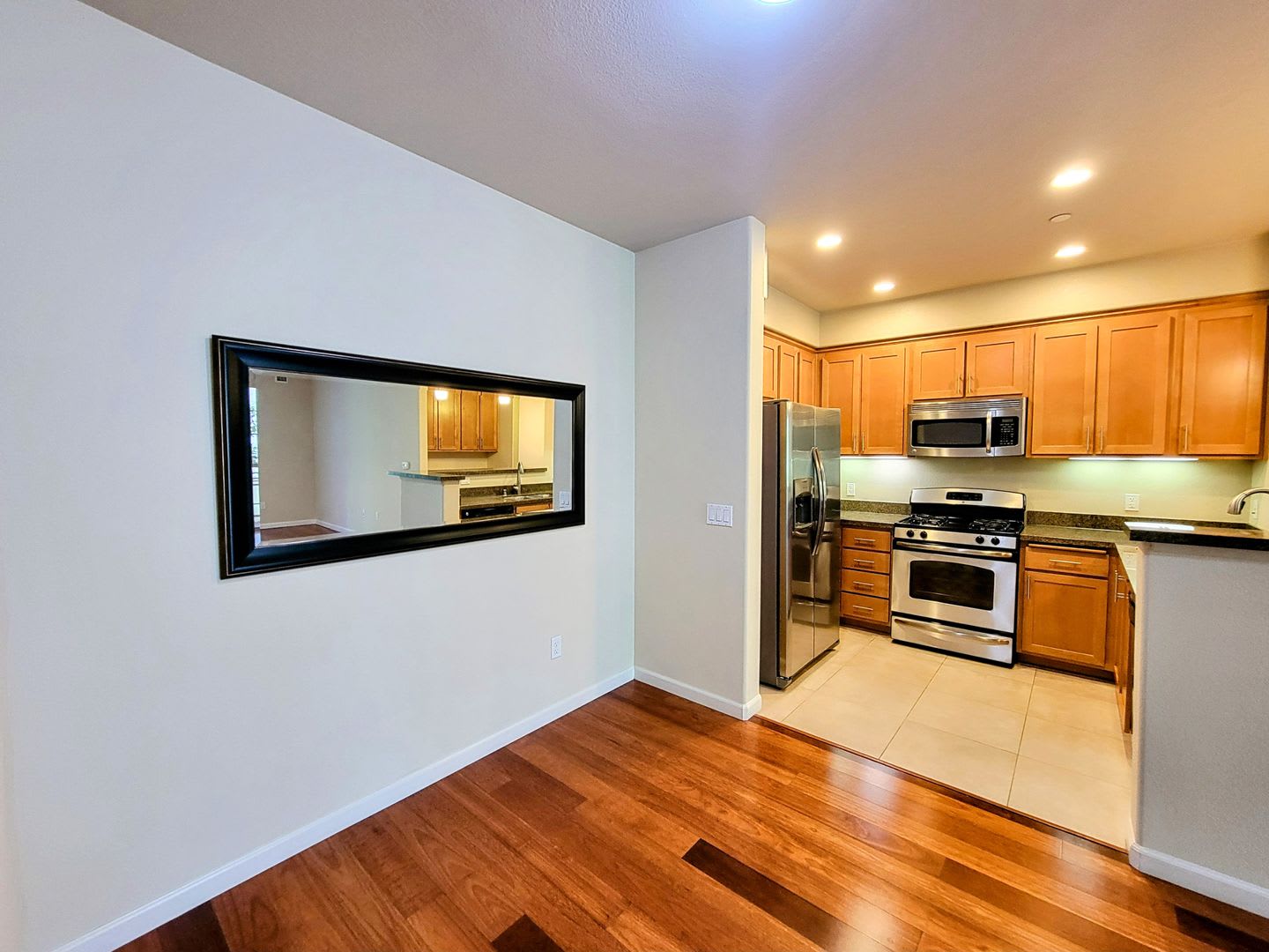 Stunning 2 Bed 2 Bath Penthouse Condo in Los Altos. Great Schools and Location! – photo 4
