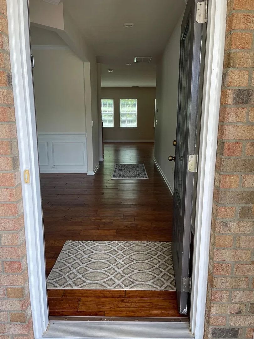 Room in 6 Bedroom Home at Agnew Dr – photo 3